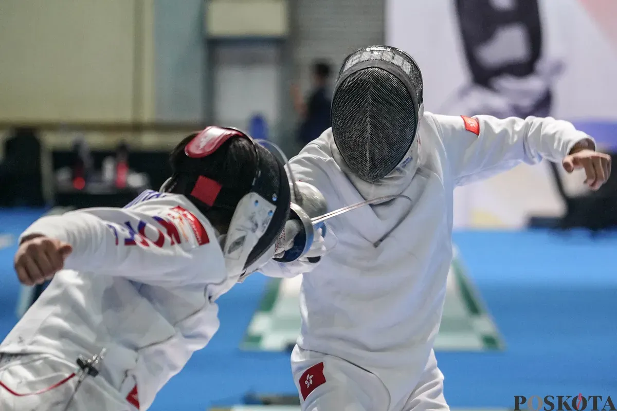 Sejumlah atlet anggar saling beradu serangan dalam pertandingan kategori Cadet Women’s Saber pada ajang Asian Cadet and Junior Fencing Championship 2026 di Jakarta International Convention Center (JICC), Senayan, Jakarta, Senin, 23 Februari 2026 (Sumber: Poskota/Bilal Nugraha Ginanjar)