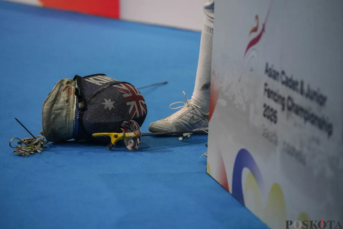Sejumlah atlet anggar saling beradu serangan dalam pertandingan kategori Cadet Women’s Saber pada ajang Asian Cadet and Junior Fencing Championship 2026 di Jakarta International Convention Center (JICC), Senayan, Jakarta, Senin, 23 Februari 2026 (Sumber: Poskota/Bilal Nugraha Ginanjar)