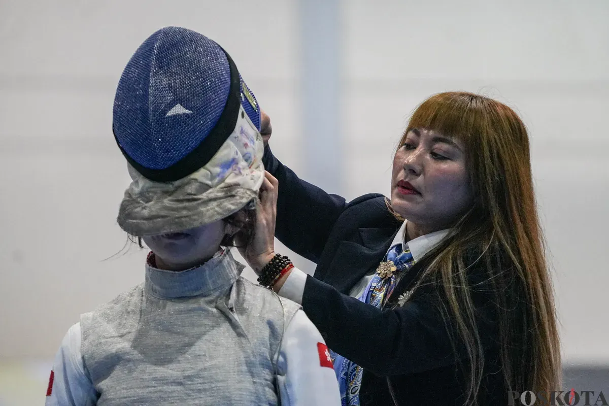 Sejumlah atlet anggar saling beradu serangan dalam pertandingan kategori Cadet Women’s Saber pada ajang Asian Cadet and Junior Fencing Championship 2026 di Jakarta International Convention Center (JICC), Senayan, Jakarta, Senin, 23 Februari 2026 (Sumber: Poskota/Bilal Nugraha Ginanjar)