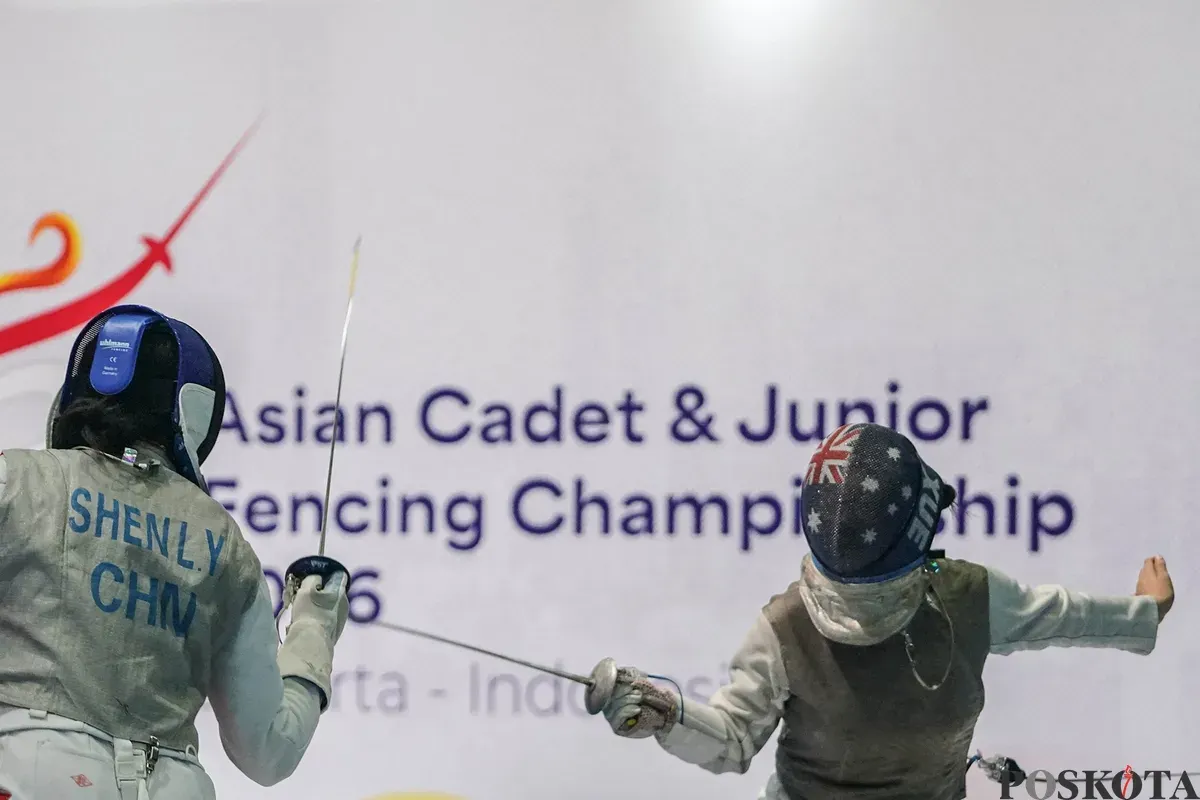 Sejumlah atlet anggar saling beradu serangan dalam pertandingan kategori Cadet Women’s Saber pada ajang Asian Cadet and Junior Fencing Championship 2026 di Jakarta International Convention Center (JICC), Senayan, Jakarta, Senin, 23 Februari 2026 (Sumber: Poskota/Bilal Nugraha Ginanjar)