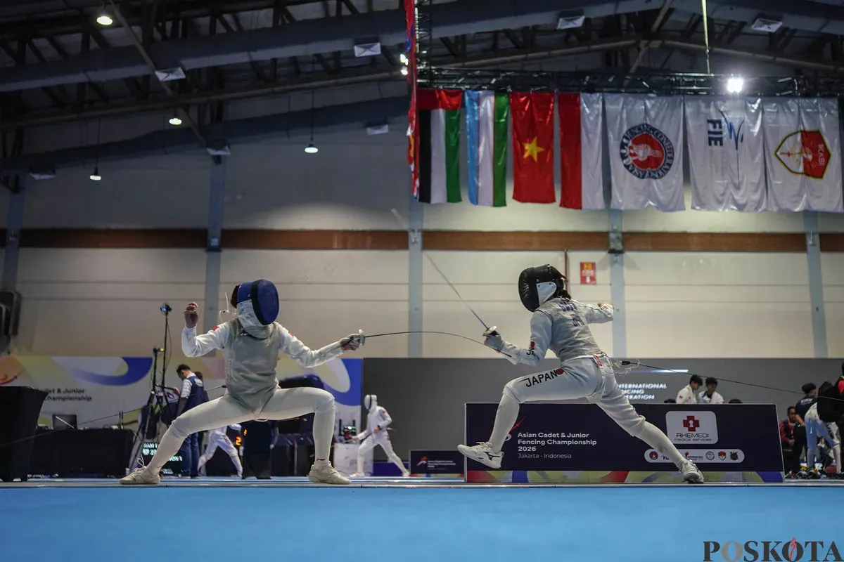 Sejumlah atlet anggar saling beradu serangan dalam pertandingan kategori Cadet Women’s Saber pada ajang Asian Cadet and Junior Fencing Championship 2026 di Jakarta International Convention Center (JICC), Senayan, Jakarta, Senin, 23 Februari 2026 (Sumber: Poskota/Bilal Nugraha Ginanjar)