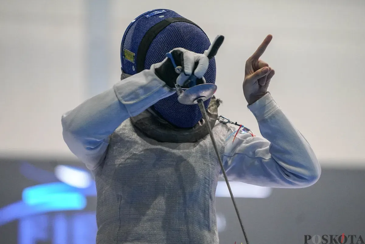 Sejumlah atlet anggar saling beradu serangan dalam pertandingan kategori Cadet Women’s Saber pada ajang Asian Cadet and Junior Fencing Championship 2026 di Jakarta International Convention Center (JICC), Senayan, Jakarta, Senin, 23 Februari 2026 (Sumber: Poskota/Bilal Nugraha Ginanjar)