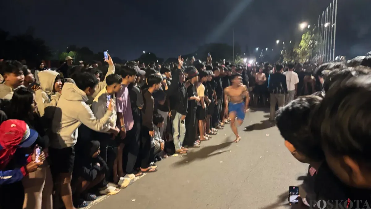 Warga padati lomba lari di Jalan Lingkar Stadion Pakansari Cibinong yang diadakan setiap bulan Ramadhan. (Sumber: Poskota/Giffar Rivana)