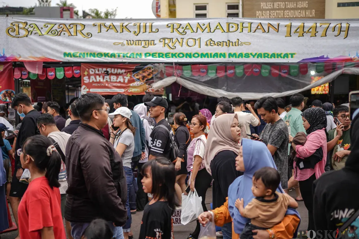 Pedagang melayani pembeli di Pasar Takjil Ramadhan Bendungan Hilir (Benhil), Jakarta, Senin, 23 Februari 2026. (Sumber: Poskota/Bilal Nugraha Ginanjar)