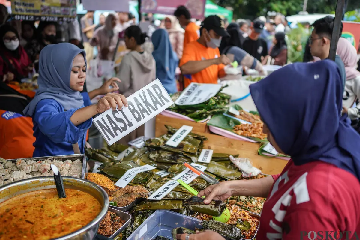 Pedagang melayani pembeli di Pasar Takjil Ramadhan Bendungan Hilir (Benhil), Jakarta, Senin, 23 Februari 2026. (Sumber: Poskota/Bilal Nugraha Ginanjar)