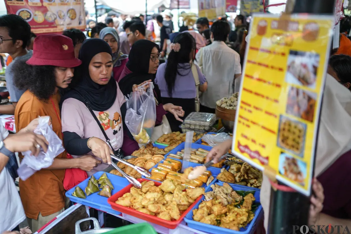 Pedagang melayani pembeli di Pasar Takjil Ramadhan Bendungan Hilir (Benhil), Jakarta, Senin, 23 Februari 2026. (Sumber: Poskota/Bilal Nugraha Ginanjar)