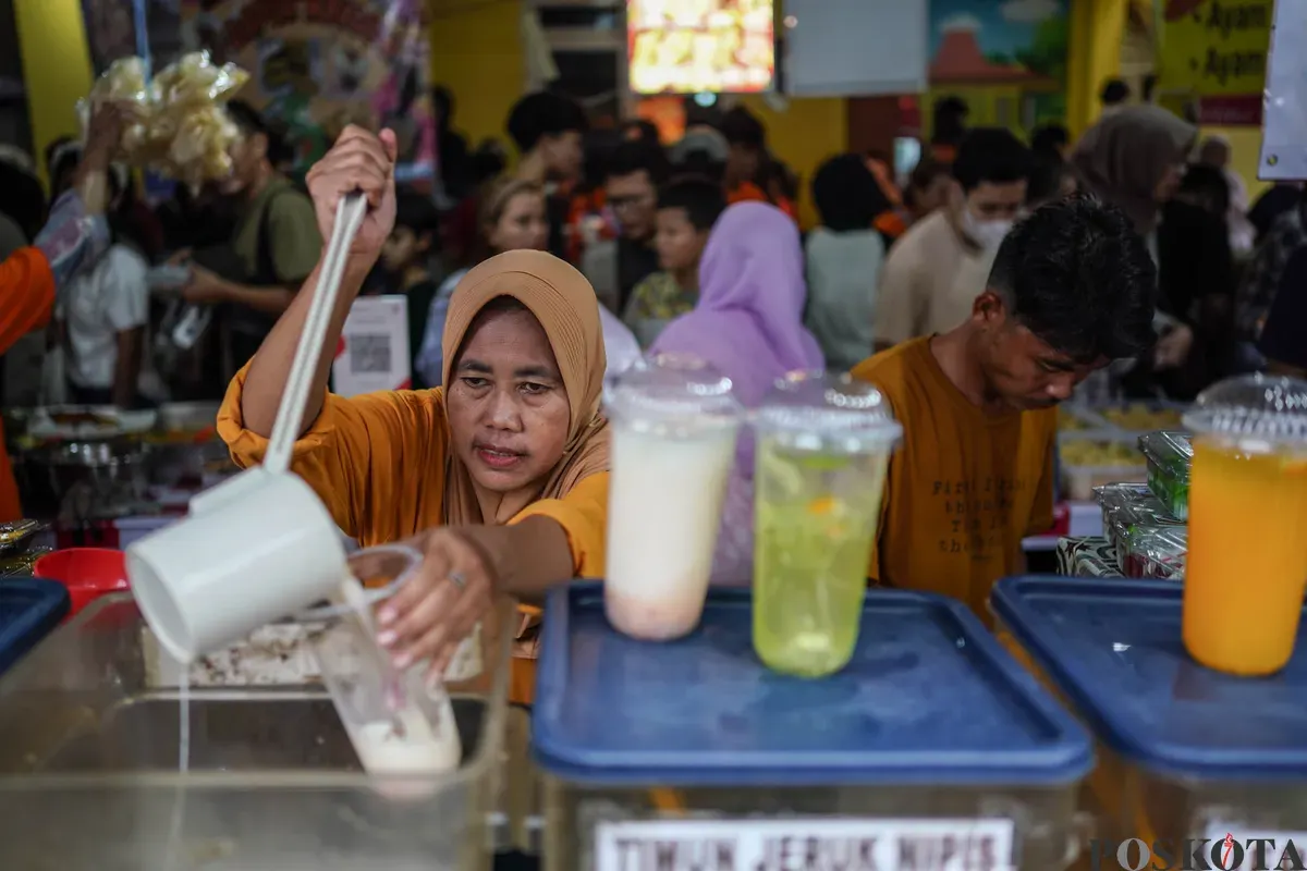 Pedagang melayani pembeli di Pasar Takjil Ramadhan Bendungan Hilir (Benhil), Jakarta, Senin, 23 Februari 2026. (Sumber: Poskota/Bilal Nugraha Ginanjar)