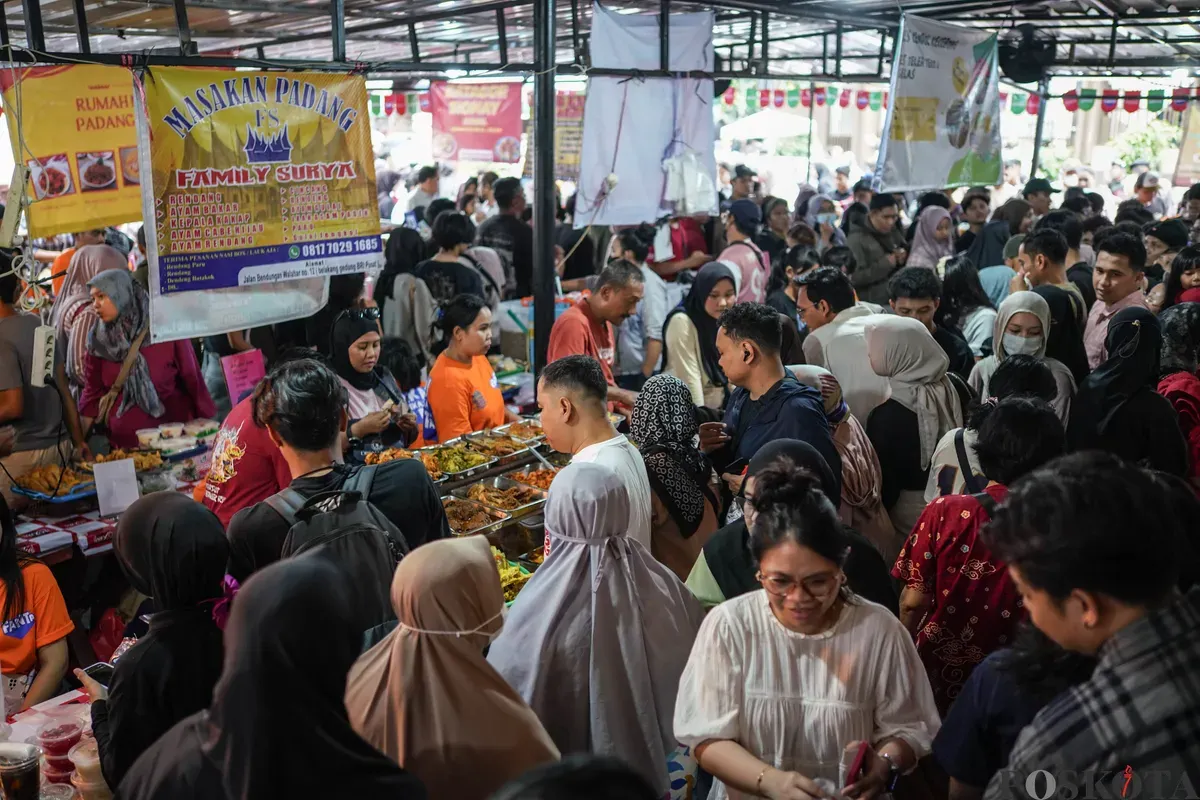 Pedagang melayani pembeli di Pasar Takjil Ramadhan Bendungan Hilir (Benhil), Jakarta, Senin, 23 Februari 2026. (Sumber: Poskota/Bilal Nugraha Ginanjar)