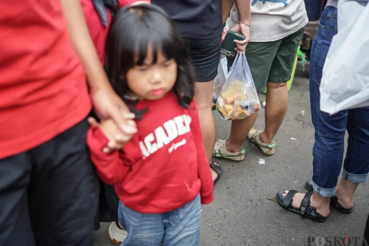 Pedagang melayani pembeli di Pasar Takjil Ramadhan Bendungan Hilir (Benhil), Jakarta, Senin, 23 Februari 2026. (Sumber: Poskota/Bilal Nugraha Ginanjar)