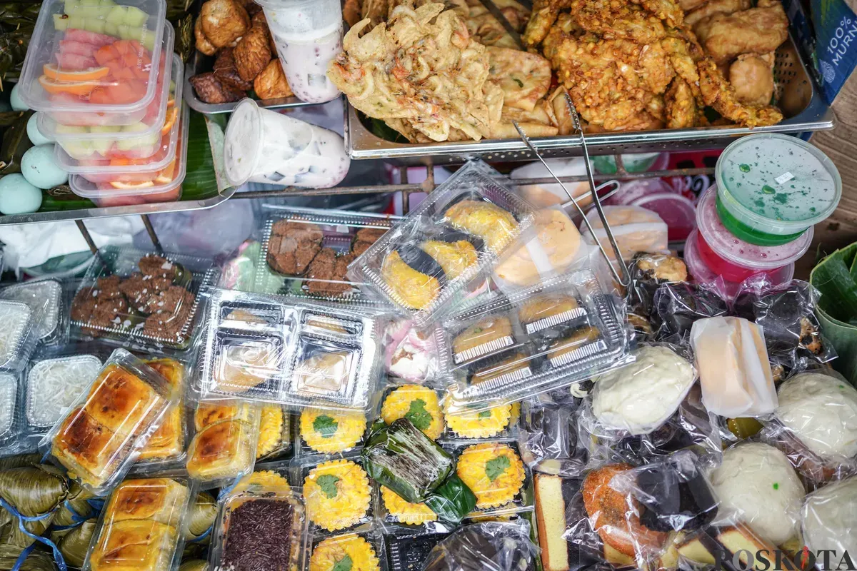 Pedagang melayani pembeli di Pasar Takjil Ramadhan Bendungan Hilir (Benhil), Jakarta, Senin, 23 Februari 2026. (Sumber: Poskota/Bilal Nugraha Ginanjar)