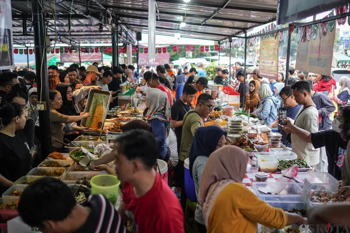 Pedagang melayani pembeli di Pasar Takjil Ramadhan Bendungan Hilir (Benhil), Jakarta, Senin, 23 Februari 2026. (Sumber: Poskota/Bilal Nugraha Ginanjar)