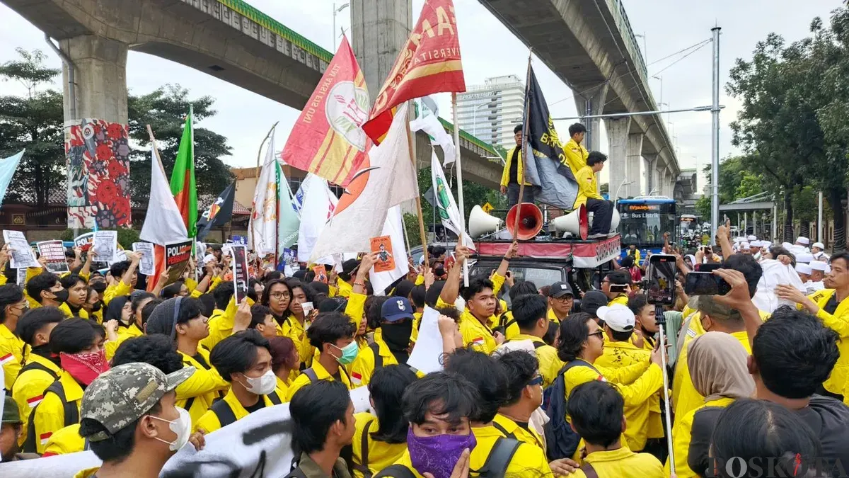 Ratusan mahasiswa UI dan UPN Veteran Jakarta menggelar aksi unjuk rasa di Mabes Polri, Jakarta, Jumat, 27 Februari 2026. (Sumber: Poskota/Ali Mansur)