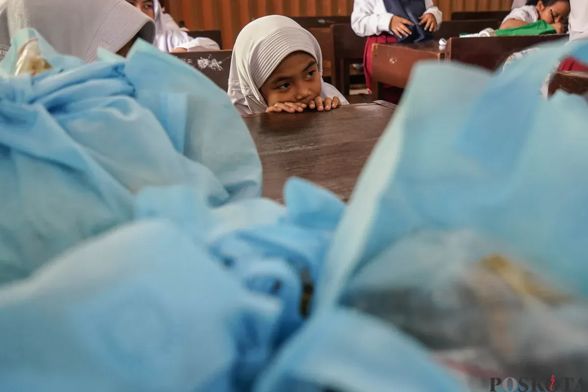 Siswa menunjukkan paket program makan bergizi gratis di SDN Slipi 15, kawasan Palmerah, Jakarta, Kamis, 26 Februari 2026. (Sumber: Poskota/Bilal Nugraha Ginanjar)