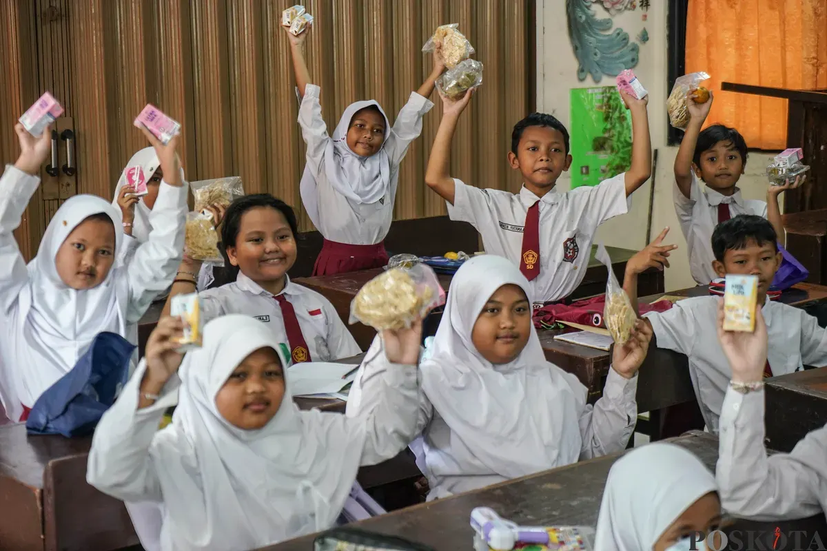 Siswa menunjukkan paket program makan bergizi gratis di SDN Slipi 15, kawasan Palmerah, Jakarta, Kamis, 26 Februari 2026. (Sumber: Poskota/Bilal Nugraha Ginanjar)