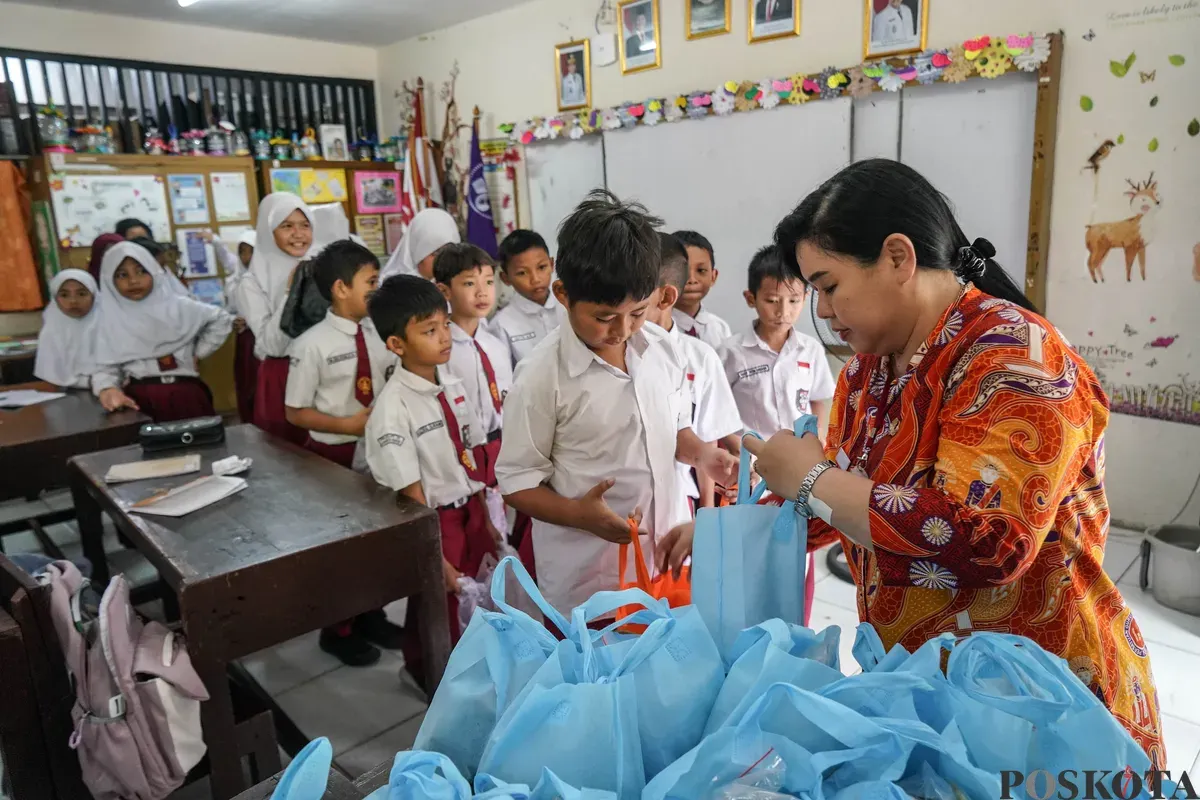 Siswa menunjukkan paket program makan bergizi gratis di SDN Slipi 15, kawasan Palmerah, Jakarta, Kamis, 26 Februari 2026. (Sumber: Poskota/Bilal Nugraha Ginanjar)