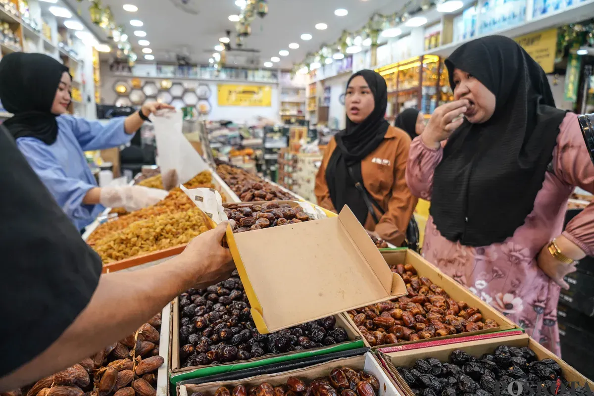 Karyawan melayani pembeli kurma di salah satu toko kurma di kawasan Pasar Tanah Abang, Jakarta, Selasa, 24 Februari 2026. (Sumber: Poskota/Bilal Nugraha Ginanjar)