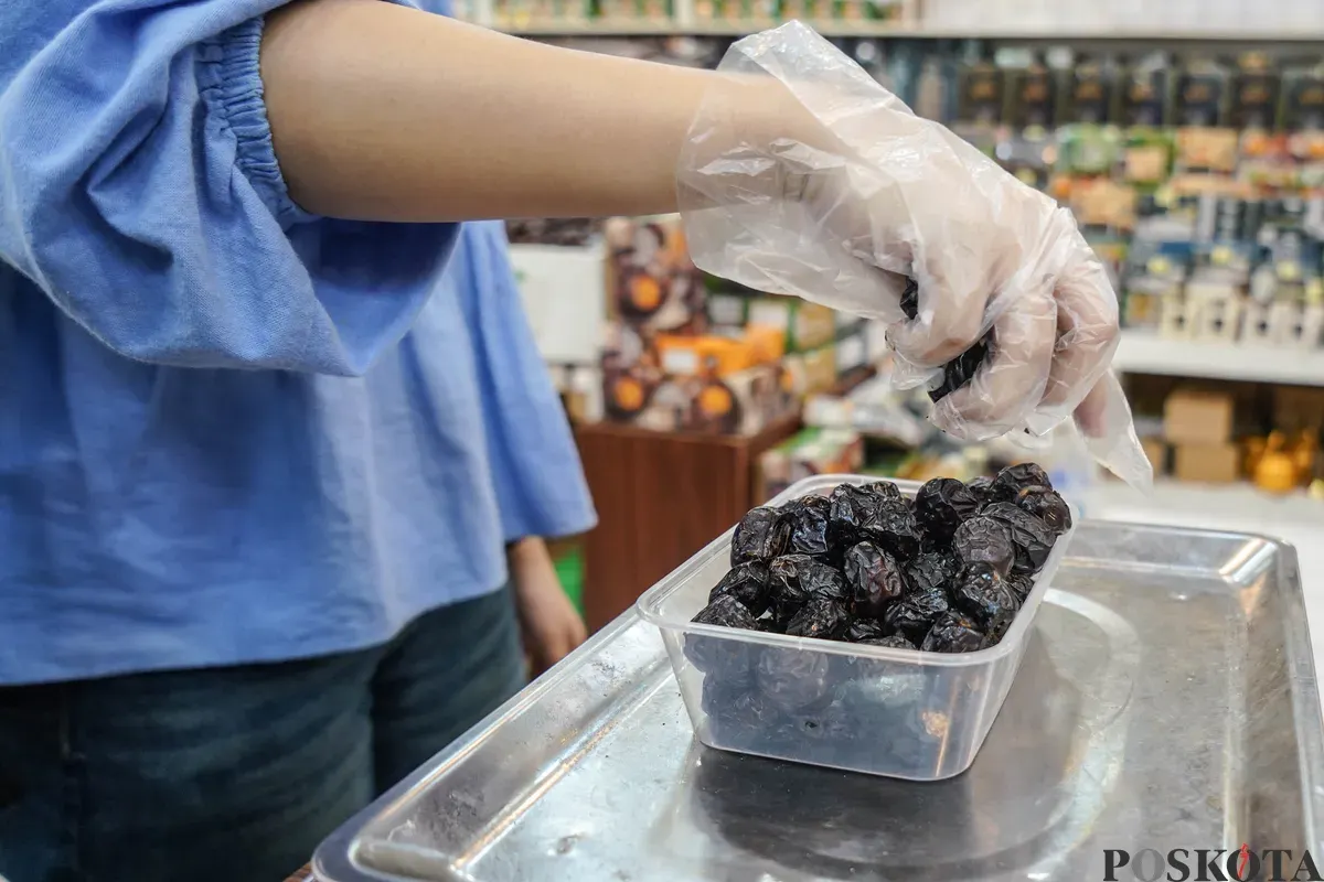Karyawan melayani pembeli kurma di salah satu toko kurma di kawasan Pasar Tanah Abang, Jakarta, Selasa, 24 Februari 2026. (Sumber: Poskota/Bilal Nugraha Ginanjar)