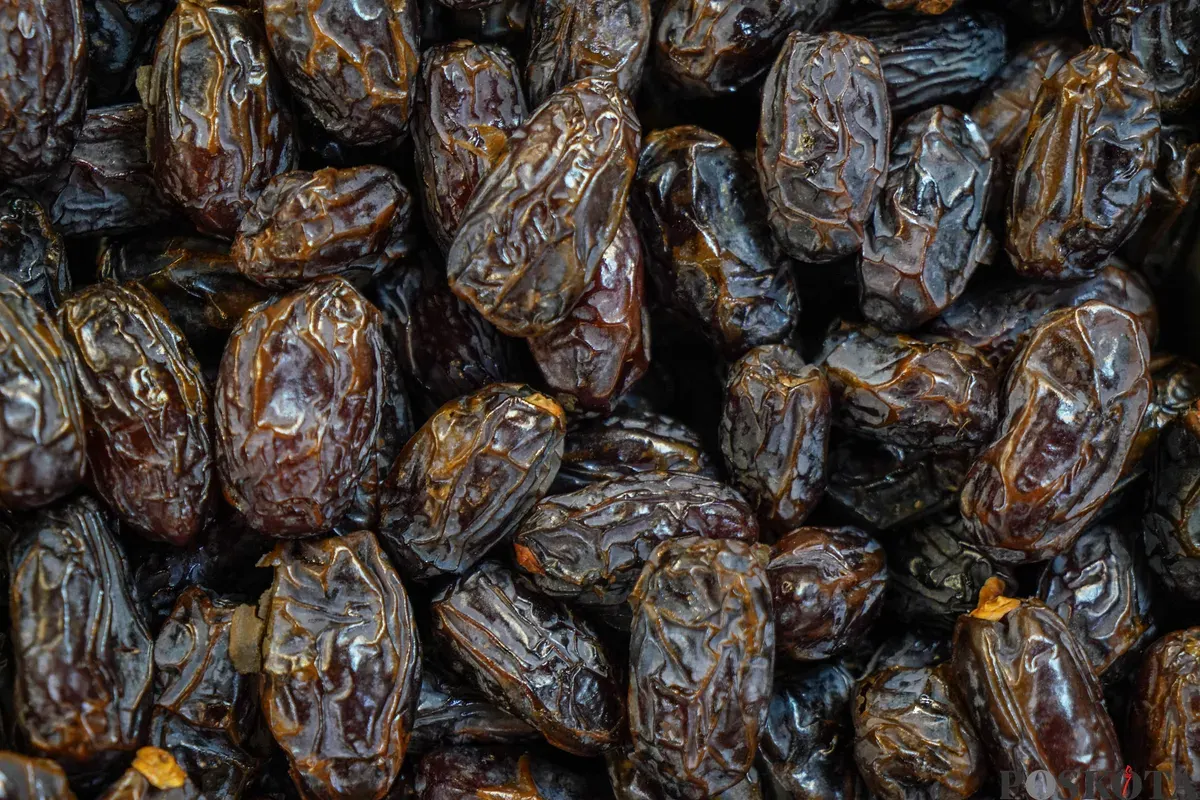 Karyawan melayani pembeli kurma di salah satu toko kurma di kawasan Pasar Tanah Abang, Jakarta, Selasa, 24 Februari 2026. (Sumber: Poskota/Bilal Nugraha Ginanjar)