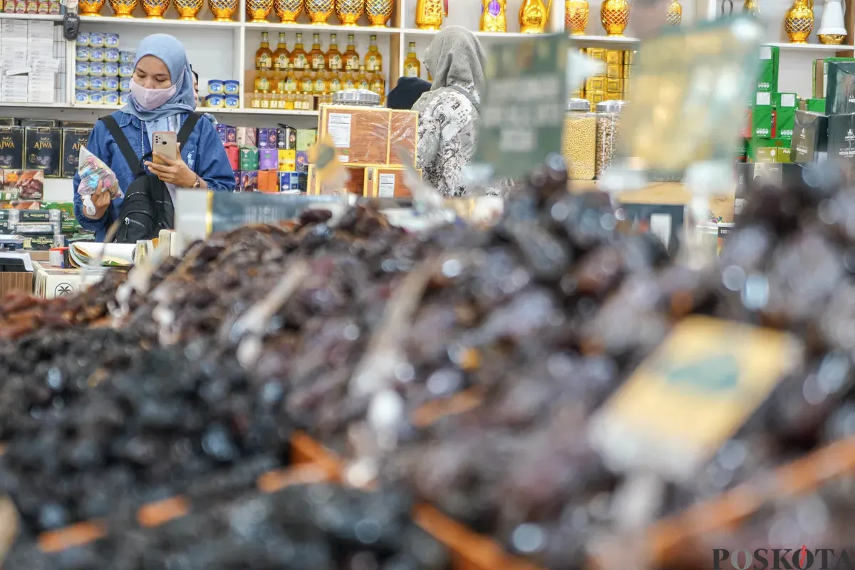 Karyawan melayani pembeli kurma di salah satu toko kurma di kawasan Pasar Tanah Abang, Jakarta, Selasa, 24 Februari 2026. (Sumber: Poskota/Bilal Nugraha Ginanjar)