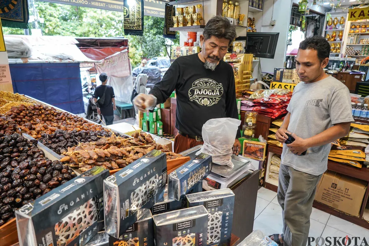 Karyawan melayani pembeli kurma di salah satu toko kurma di kawasan Pasar Tanah Abang, Jakarta, Selasa, 24 Februari 2026. (Sumber: Poskota/Bilal Nugraha Ginanjar)