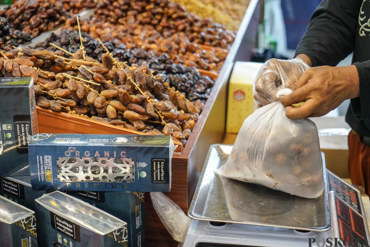 Karyawan melayani pembeli kurma di salah satu toko kurma di kawasan Pasar Tanah Abang, Jakarta, Selasa, 24 Februari 2026. (Sumber: Poskota/Bilal Nugraha Ginanjar)