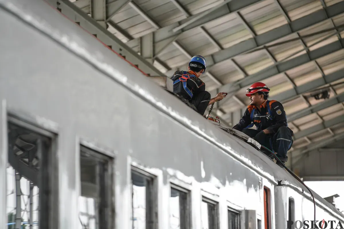 Petugas melakukan pemeliharaan Kereta Api di Depo Kereta Cipinang, Jakarta Timur, Kamis, 26 Februari 2026. (Sumber: Poskota/Bilal Nugraha Ginanjar)