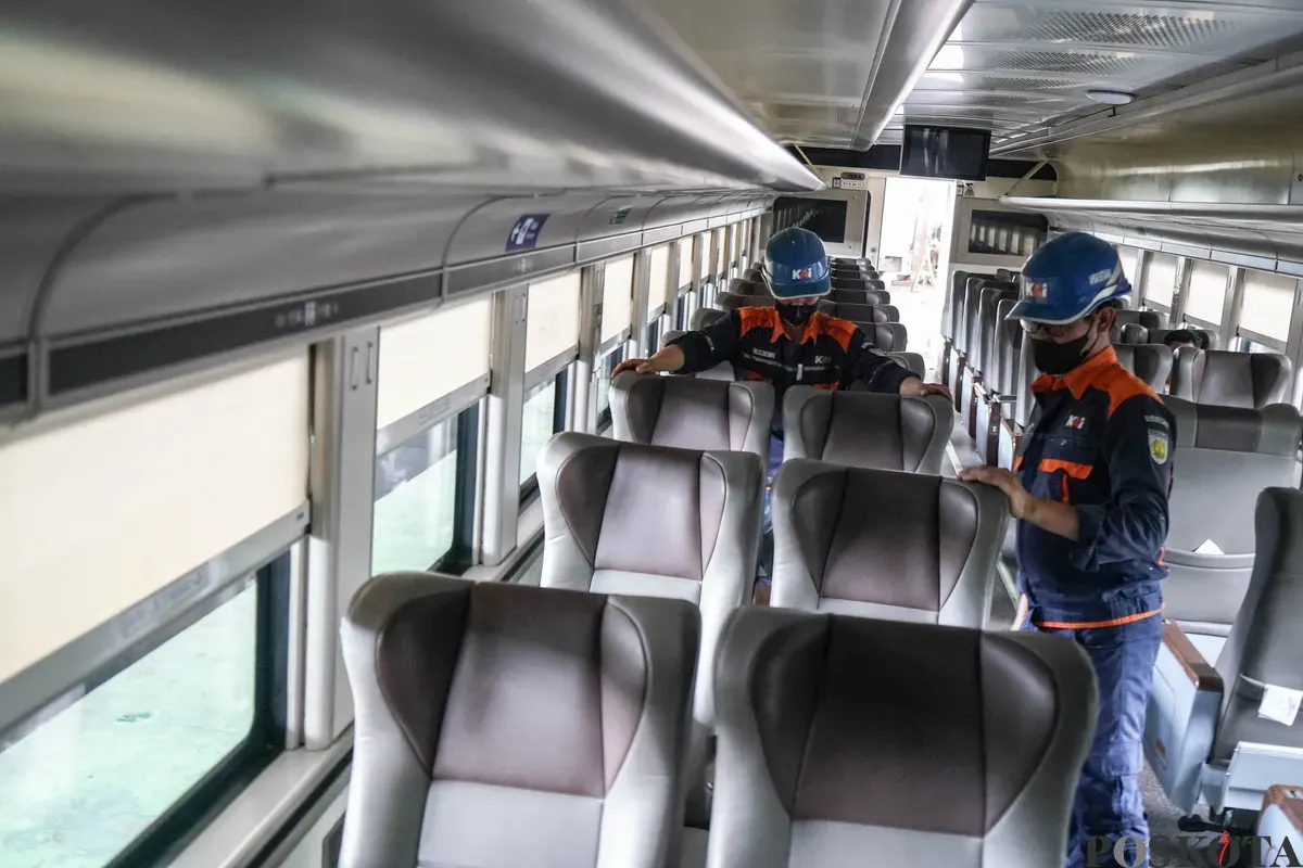 Petugas melakukan pemeliharaan Kereta Api di Depo Kereta Cipinang, Jakarta Timur, Kamis, 26 Februari 2026. (Sumber: Poskota/Bilal Nugraha Ginanjar)