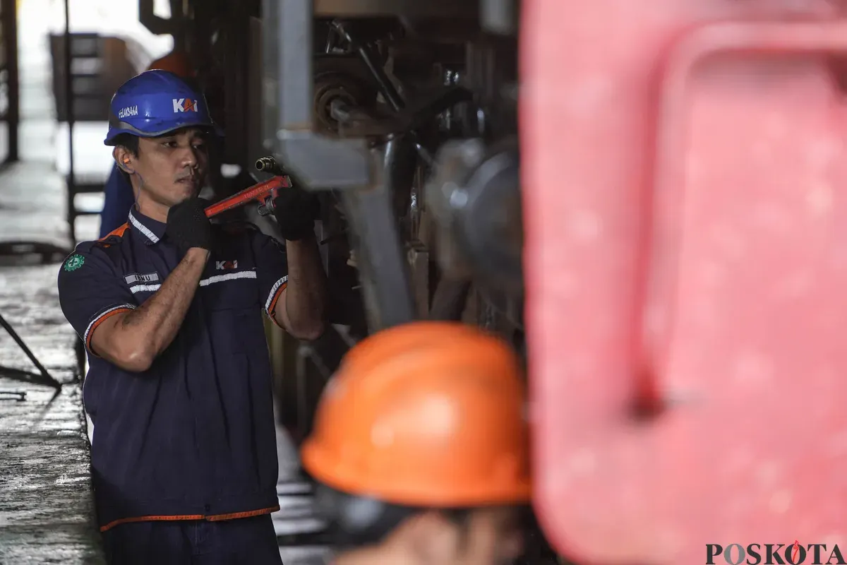 Petugas melakukan pemeliharaan Kereta Api di Depo Kereta Cipinang, Jakarta Timur, Kamis, 26 Februari 2026. (Sumber: Poskota/Bilal Nugraha Ginanjar)
