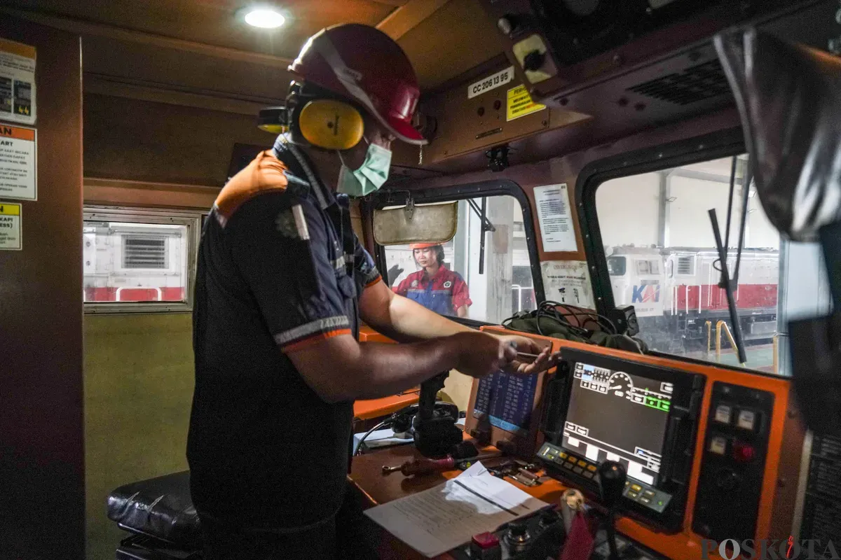 Petugas melakukan pemeliharaan Kereta Api di Depo Kereta Cipinang, Jakarta Timur, Kamis, 26 Februari 2026. (Sumber: Poskota/Bilal Nugraha Ginanjar)