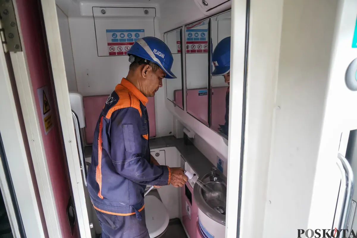 Petugas melakukan pemeliharaan Kereta Api di Depo Kereta Cipinang, Jakarta Timur, Kamis, 26 Februari 2026. (Sumber: Poskota/Bilal Nugraha Ginanjar)