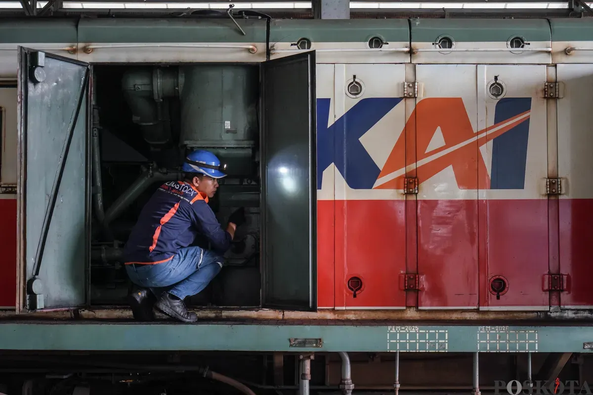 Petugas melakukan pemeliharaan Kereta Api di Depo Kereta Cipinang, Jakarta Timur, Kamis, 26 Februari 2026. (Sumber: Poskota/Bilal Nugraha Ginanjar)