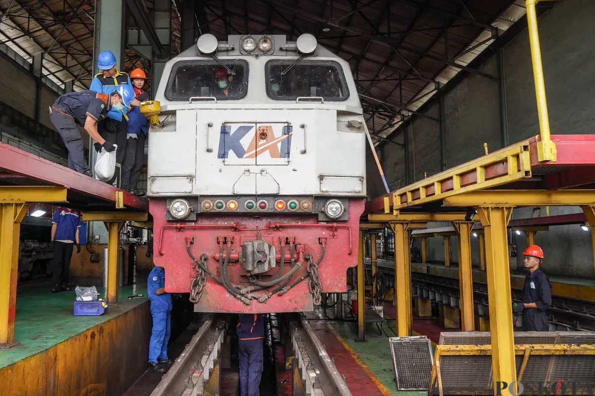 Petugas melakukan pemeliharaan Kereta Api di Depo Kereta Cipinang, Jakarta Timur, Kamis, 26 Februari 2026. (Sumber: Poskota/Bilal Nugraha Ginanjar)