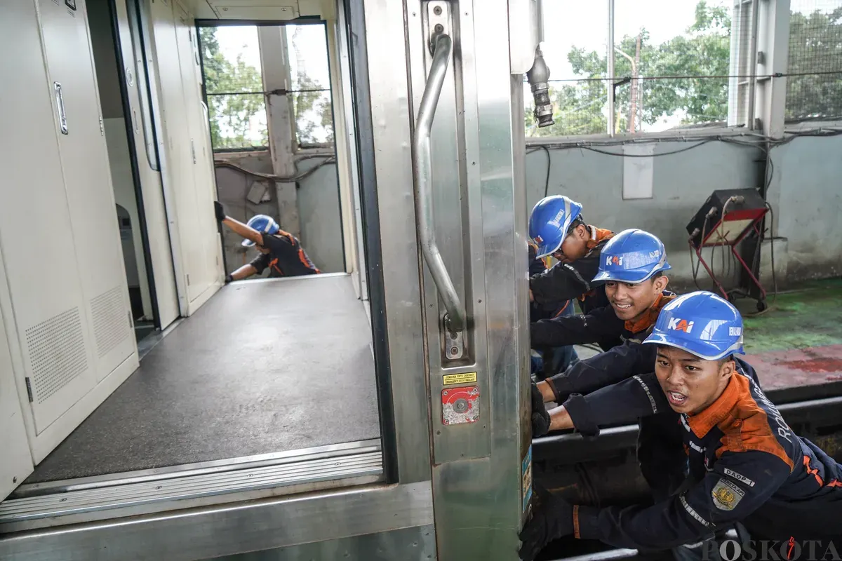 Petugas melakukan pemeliharaan Kereta Api di Depo Kereta Cipinang, Jakarta Timur, Kamis, 26 Februari 2026. (Sumber: Poskota/Bilal Nugraha Ginanjar)