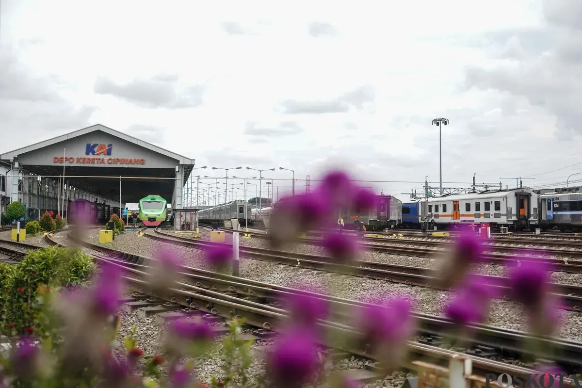 Petugas melakukan pemeliharaan Kereta Api di Depo Kereta Cipinang, Jakarta Timur, Kamis, 26 Februari 2026. (Sumber: Poskota/Bilal Nugraha Ginanjar)