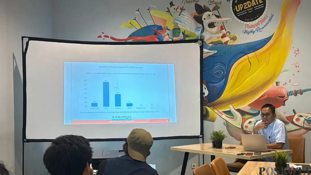 Peneliti Indikator Politik Indonesia, Bawono Kumoro memaparkan hasil survei evaluasi publik satu tahun Pemkab Bogor di Cibinong, Minggu, 1 Maret 2026. (Sumber: Poskota/Giffar Rivana)