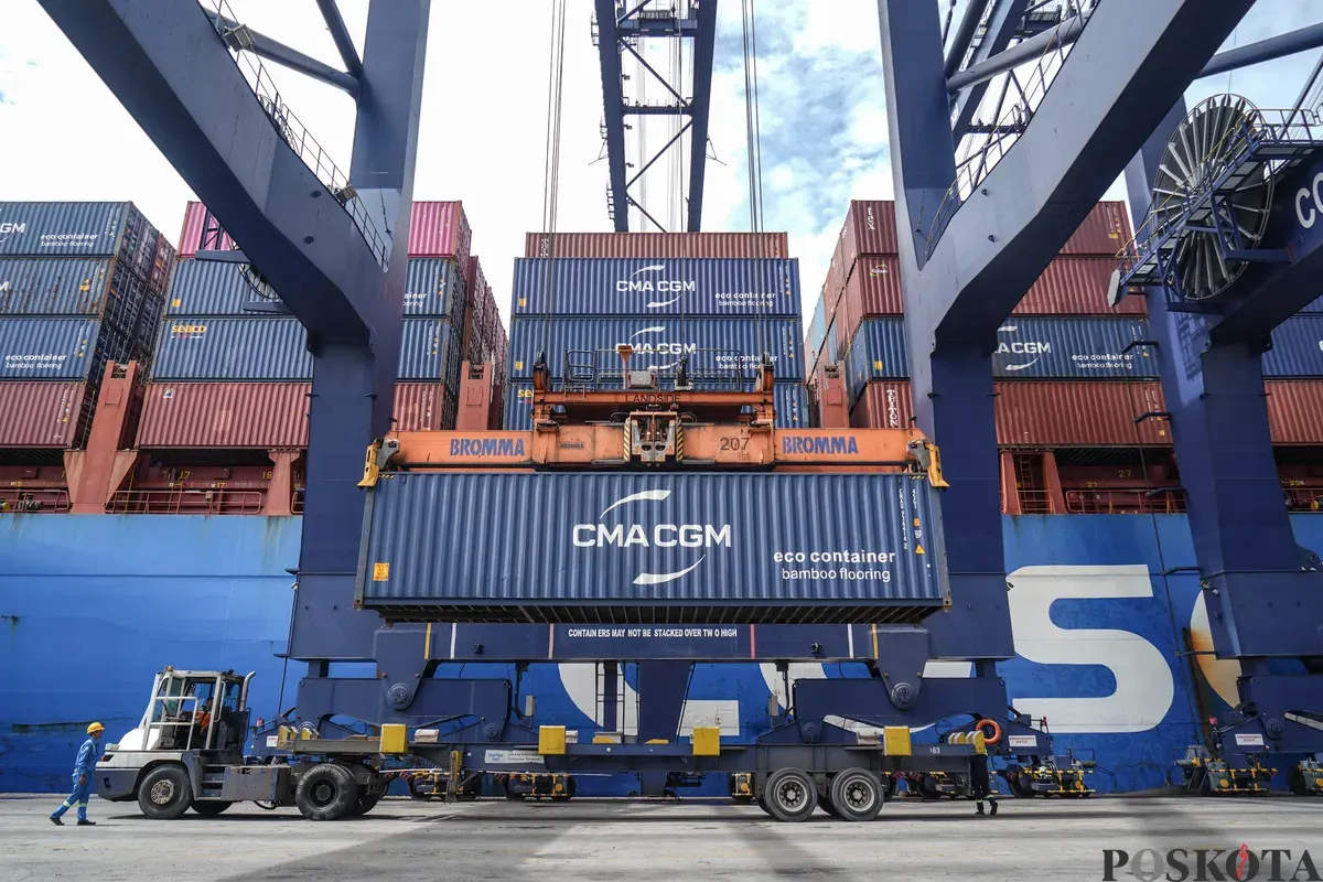 Suasana bongkar muat peti kemas di Pelabuhan JICT, Tanjung Priok, Jakarta, Jumat, 27 Februari 2026. (Sumber: Poskota/Bilal Nugraha Ginanjar)