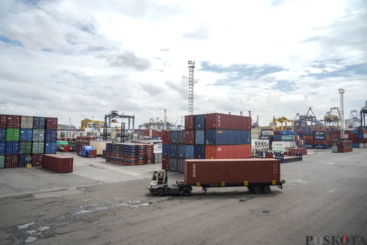 Suasana bongkar muat peti kemas di Pelabuhan JICT, Tanjung Priok, Jakarta, Jumat, 27 Februari 2026. (Sumber: Poskota/Bilal Nugraha Ginanjar)