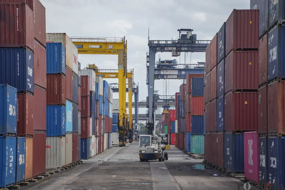 Suasana bongkar muat peti kemas di Pelabuhan JICT, Tanjung Priok, Jakarta, Jumat, 27 Februari 2026. (Sumber: Poskota/Bilal Nugraha Ginanjar)