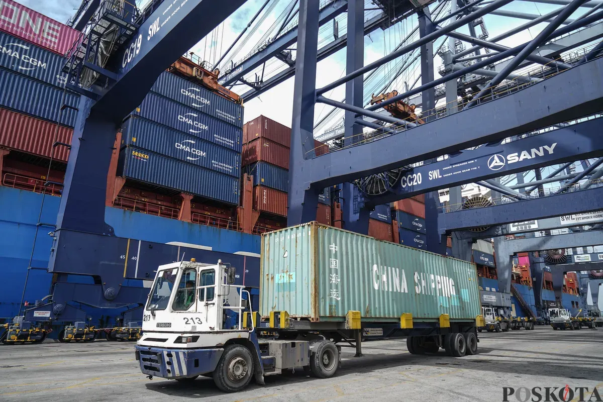 Suasana bongkar muat peti kemas di Pelabuhan JICT, Tanjung Priok, Jakarta, Jumat, 27 Februari 2026. (Sumber: Poskota/Bilal Nugraha Ginanjar)