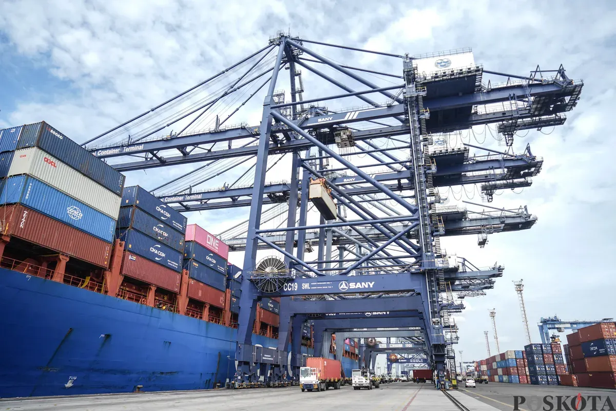 Suasana bongkar muat peti kemas di Pelabuhan JICT, Tanjung Priok, Jakarta, Jumat, 27 Februari 2026. (Sumber: Poskota/Bilal Nugraha Ginanjar)