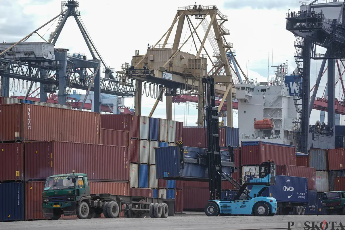 Suasana bongkar muat peti kemas di Pelabuhan JICT, Tanjung Priok, Jakarta, Jumat, 27 Februari 2026. (Sumber: Poskota/Bilal Nugraha Ginanjar)