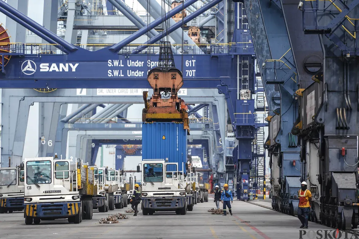Suasana bongkar muat peti kemas di Pelabuhan JICT, Tanjung Priok, Jakarta, Jumat, 27 Februari 2026. (Sumber: Poskota/Bilal Nugraha Ginanjar)