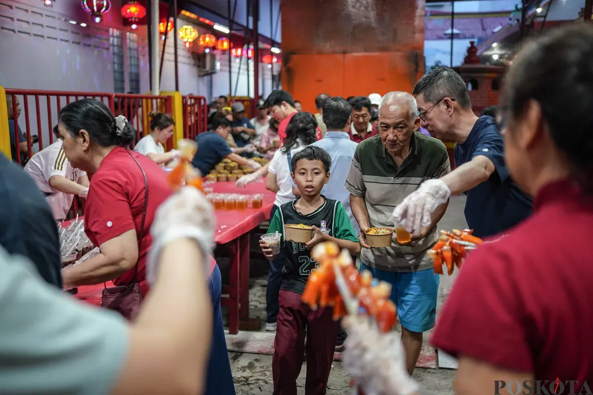 Warga keturunan Tionghoa menyiapkan menu berbuka puasa di Vihara Dharma Bakti, Glodok, Jakarta Barat, Selasa, 24 Februari 2026. (Sumber: Poskota/Bilal Nugraha Ginanjar)