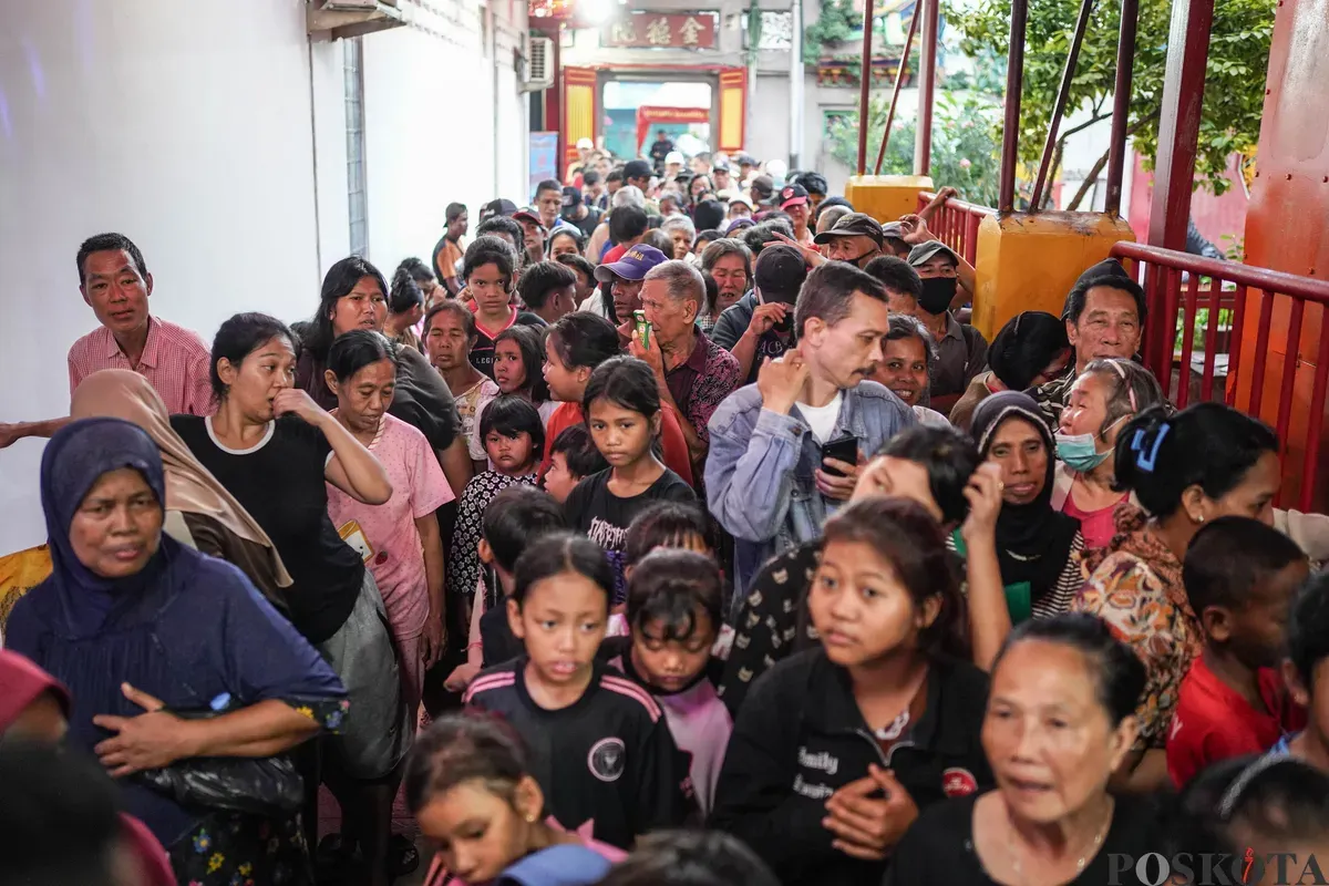 Warga keturunan Tionghoa menyiapkan menu berbuka puasa di Vihara Dharma Bakti, Glodok, Jakarta Barat, Selasa, 24 Februari 2026. (Sumber: Poskota/Bilal Nugraha Ginanjar)