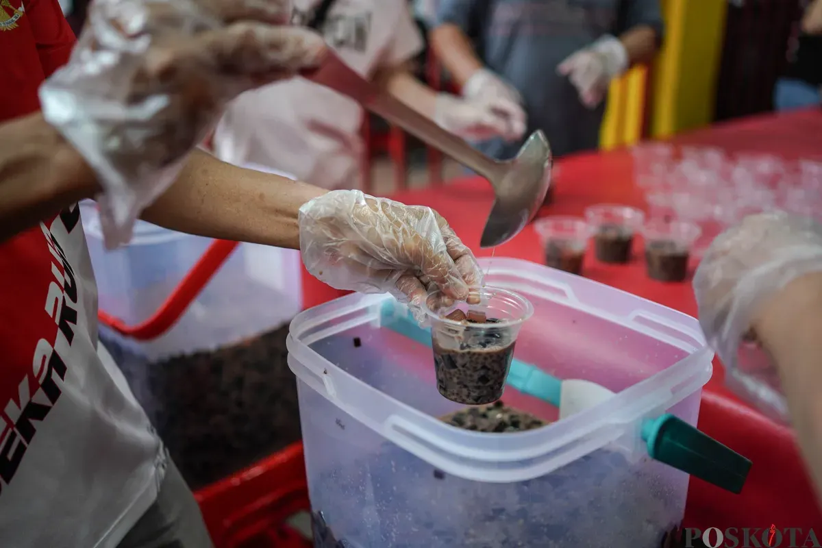 Warga keturunan Tionghoa menyiapkan menu berbuka puasa di Vihara Dharma Bakti, Glodok, Jakarta Barat, Selasa, 24 Februari 2026. (Sumber: Poskota/Bilal Nugraha Ginanjar)