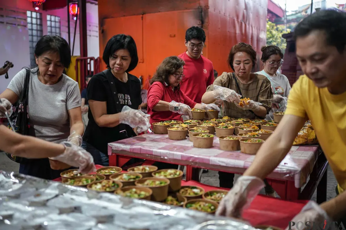 Warga keturunan Tionghoa menyiapkan menu berbuka puasa di Vihara Dharma Bakti, Glodok, Jakarta Barat, Selasa, 24 Februari 2026. (Sumber: Poskota/Bilal Nugraha Ginanjar)