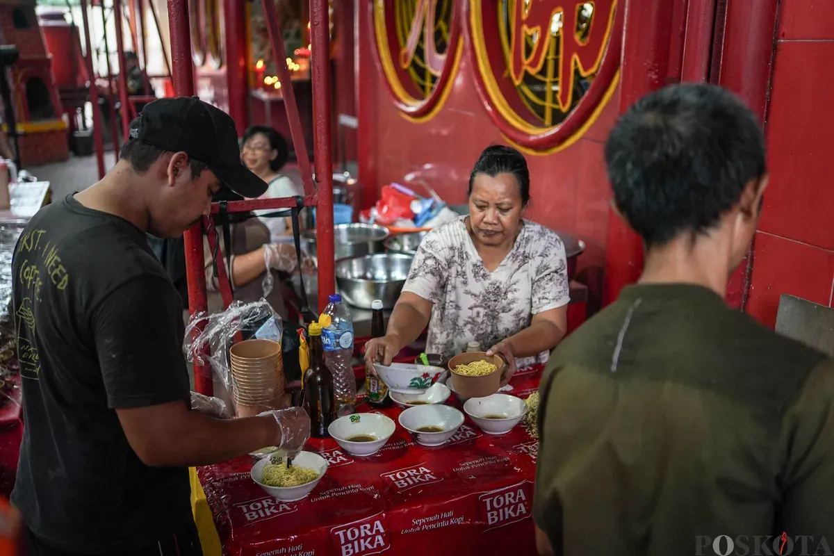Warga keturunan Tionghoa menyiapkan menu berbuka puasa di Vihara Dharma Bakti, Glodok, Jakarta Barat, Selasa, 24 Februari 2026. (Sumber: Poskota/Bilal Nugraha Ginanjar)