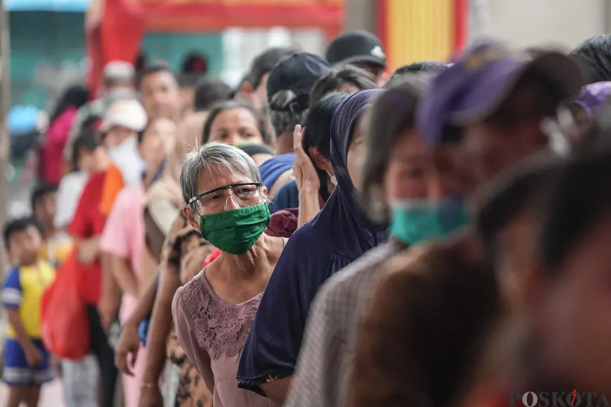 Warga keturunan Tionghoa menyiapkan menu berbuka puasa di Vihara Dharma Bakti, Glodok, Jakarta Barat, Selasa, 24 Februari 2026. (Sumber: Poskota/Bilal Nugraha Ginanjar)