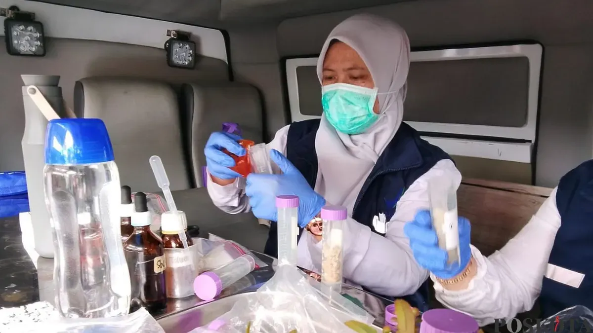 Petugas BBPOM Bandung menguji sampel jajanan takjil, di Lembang, Kabupaten Bandung Barat, Senin, 2 Februari 2026. (Sumber: Poskota/Gatot Poedji Utomo)