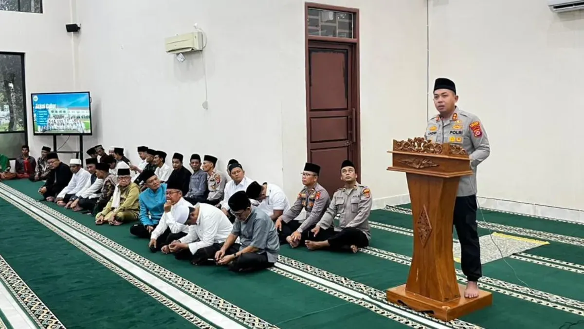 Kapolres Serang, AKBP Andri Kurniawan memberikan sambutan dalam kegiatan berbuka puasa bersama di Masjid Jami Al Huda Ponpes Shohibul Muslimin, Kecamatan Tunjung Teja, Kabupaten Serang, Senin, 2 Maret 2026. (Sumber: Dok. Polres Serang)
